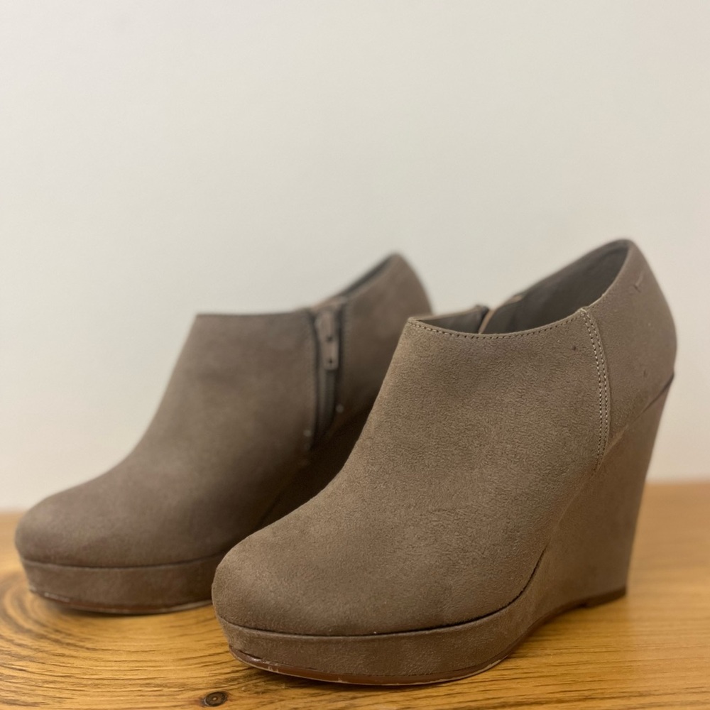 XAppeal Women’s Grey Wedge Ankle Bootie Size 6
